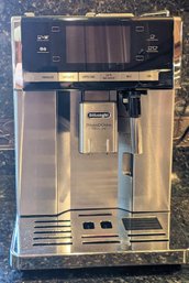 DeLonghi Prima Donna Exclusive ESAM6900 Espresso Machine .