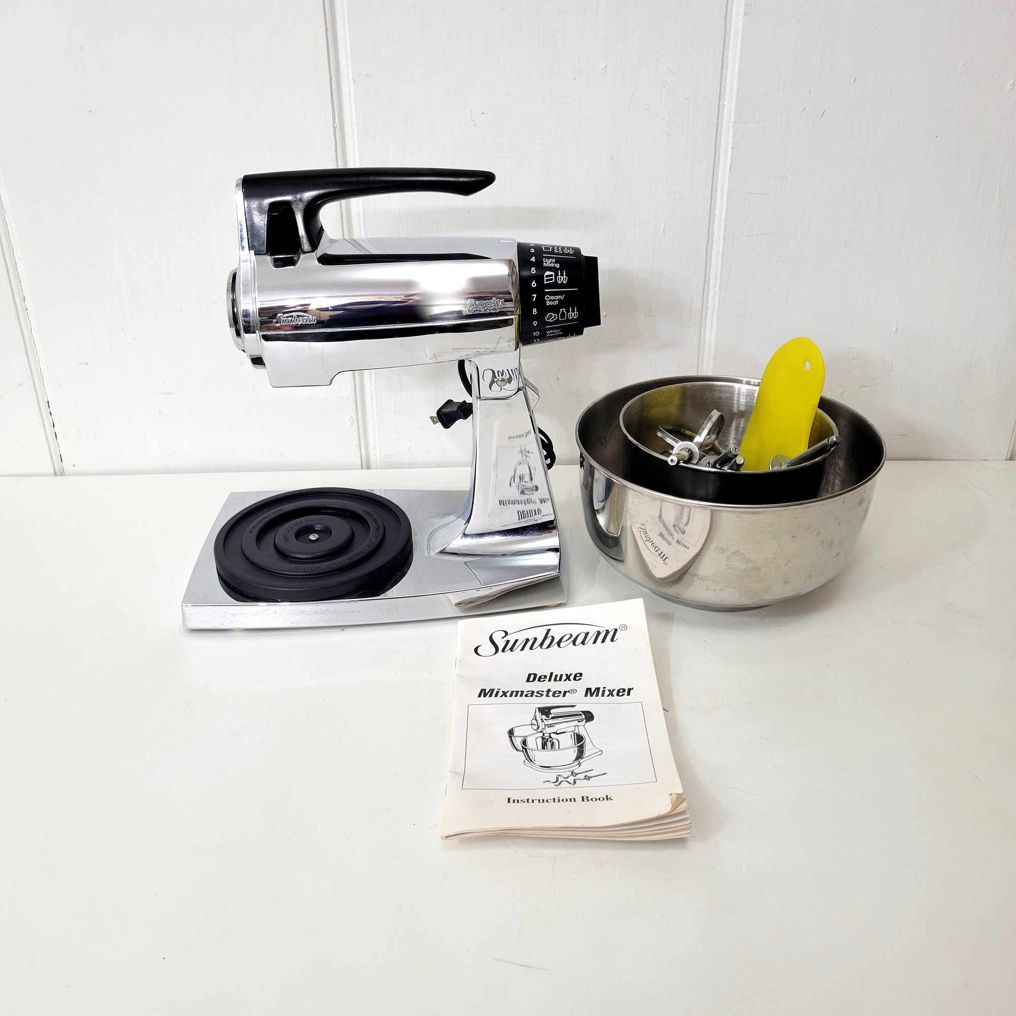 Sunbeam Deluxe Mixmaster Mixer #1506 | Auctionninja.com