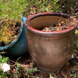 5 Ceramic / Composite Plant Pots , 2 Large Have Trays Underneath With Leaf Design,