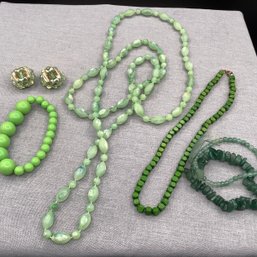 Green Beaded Jewelry, 2 Necklaces, 2 Bracelets And A Pair Of Earrings