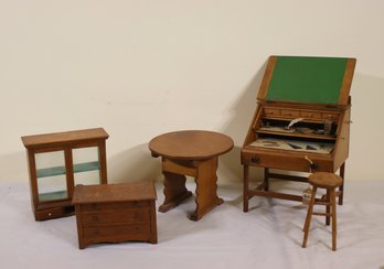 Group Lot Of 5c Miniature/Dollhouse Furniture