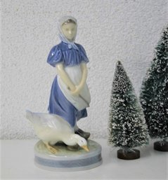 Royal Copenhagen Porcelain Peasant Girl With Goose Figurine #527 Denmark