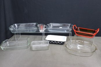 Group Lot Of Pyrex And Anchor-Hocking Glass Casseroles, A Fridge Lidded Dish, And Measuring Cup