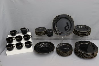 Gallery Collections 'Wave Golden Black'  By Ranmaru Dinner Set (43pcs)