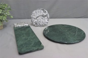 Group Lot Of Two Green Marble Servers And 2 Arthur Court Silver-tone Elephant Medallions (one Attached)