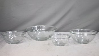 Group Lot Of 4 Varied Size Pyrex Mixing Bowls