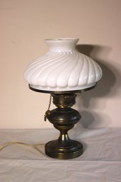 VINTAGE WHITE MILK GLASS SWIRL PARLOR TABLE LAMP