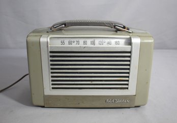 Vintage 1952 RCA Victor  Portable AM Broadcast Radio