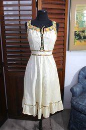 Charming Vintage Floral Accented Summer Dress - Size Small