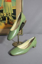 Elegant Etienne Aigner Green Leather Pumps Size 6 - Classic Style