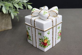 1962 Old Country Roses Royal Albert Ceramic Gift Box With Ribbon Lid