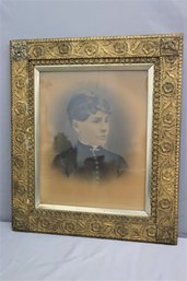 (early Photograph) Cabinet Card Of Young Woman In Lace Collar Pin In Beautiful Vintage Frame