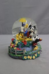 SNOWGLOBE MUSICAL MICKEY AND FRIENDS DISNEY BUBBLE OF SOAP -VINTAGE