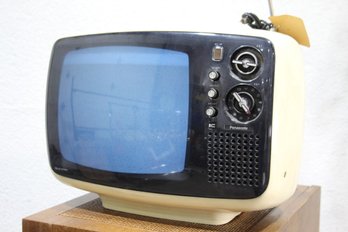 Vintage 1970s Panasonic Solid State TVTR-542U