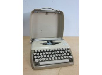 Triumph Tippa Typewriter // Portable Typewriter And Case
