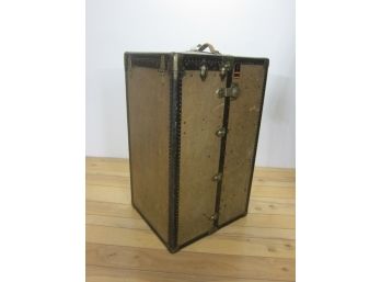 Oshkosh Antique Steamer Luggage Trunk ( No Key)