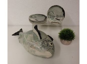 1950s Bordallo Pinheiro Ceramic Blue Fish Serving Centerpiece - Six Matching Plates - For Neiman-Marcus