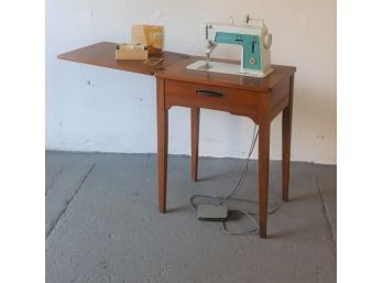 Vintage Singer Deluxe Model 628 With Folding Sewing Table