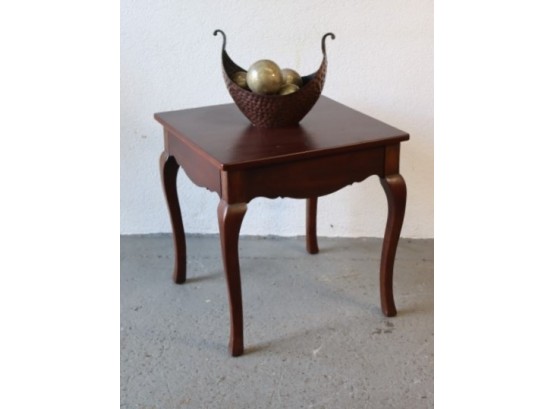 Low Ornament, High Style - Mahogany Side Table With Cabriole Legs And Single Drawer