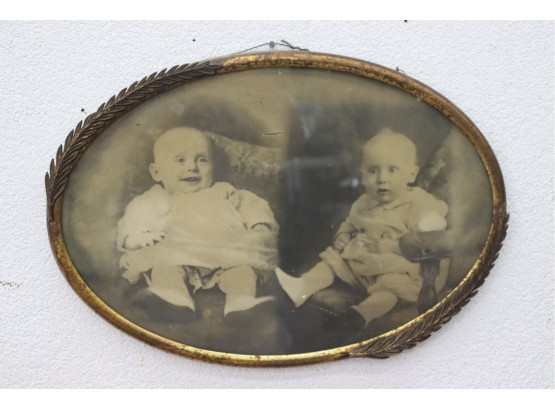 Antique Oval Frame With Vintage Two Views Onde Baby Photograph