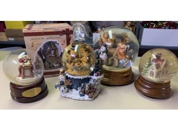 Group Lot Of 5 Snow Globes