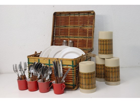 Vintage Wicker Butterscotch Plaid Picnic Basket - 4 Aladdin  Personal Thermoses And Settings For 4