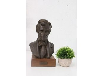 President Abraham Lincoln Bust Sculpture, Composition