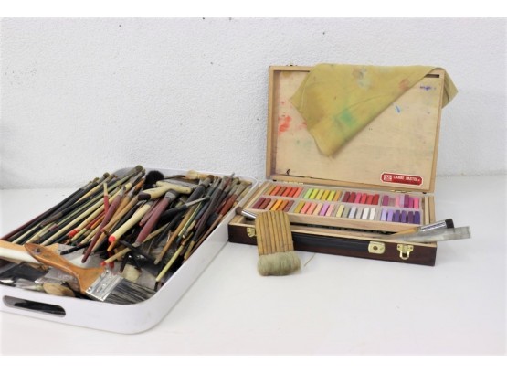 Beaucoup Art Supply Lot: Tray Full Of Fine Art Brushes And 95 Color Carre Nouvel Pastel Set In Wood Box