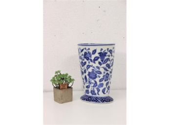 Chinese Export Decorative Porcelain Oval Vase