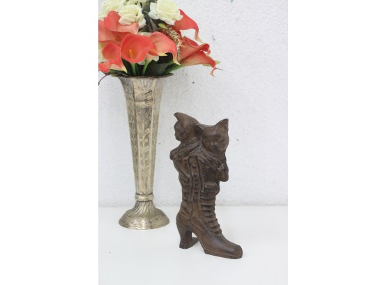Vintage Cast Iron Two Cats  In One Boot Doorstop