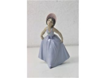 'Daisy' Yound Girl In Pink Bonnet & Blue Dress Lladro Figurine #6274, Retired
