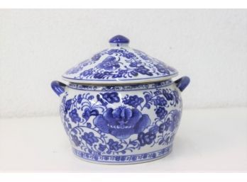 Lovely Blue & White Porcelain Finial Lid Coverd Pot, Bottom Marked '6'