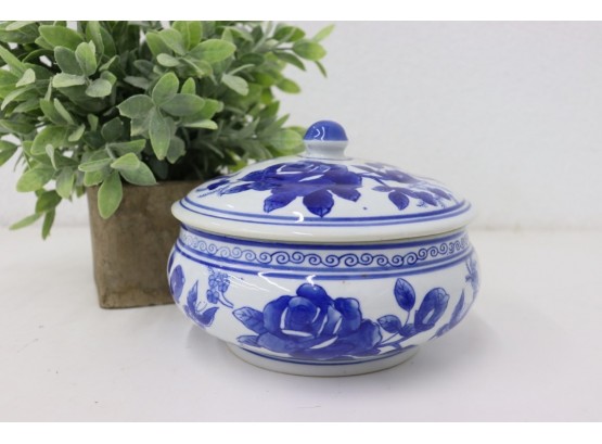 Wonderful Chinese Porcelain Blue & White Lidded Bowl, Four Character Mark On Bottom
