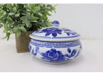 Wonderful Chinese Porcelain Blue & White Lidded Bowl, Four Character Mark On Bottom