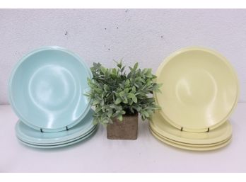 Set Of 8 Ultra California Dinner Plates - Vernon Kilns Authentic California Pottery, 4 Yellow And 4 Blue