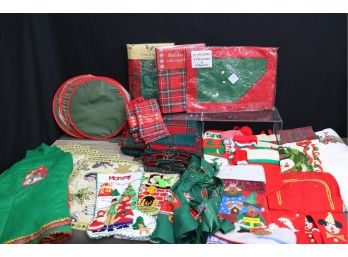 Group Lot Xmas Tablecloths, Towels, Place Mats, Napkins, And Stockings