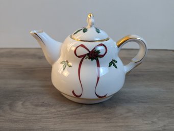 Nantucket Christmas Teapot Mistletoe Gold Accent W/ Damaged Cup