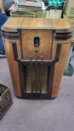 Early 1930's Philco Model 16 Series Cabinet Floor Radio