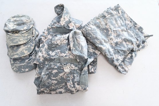 Military Combat Uniforms Desert Camo - 3 Caps, 2 Short Coats - 1 Pair Of Pants  - See Photos