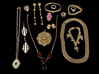 Lot Of Unusual Vintage Jewelry Gold Tones