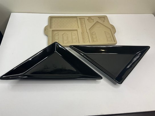 The Pampered Chef 1992 Stoneware Gingerbread House Mold And 2 Simple Addition Triangular Plates