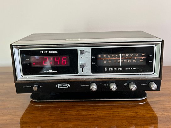 Vintage Zenith Solid State Desk Top Clock Radio
