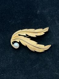 Double Feather And Pearl Pin Marked 14k Gold