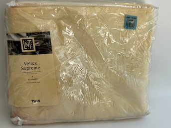 Linen & Things Vellus Supreme Twin Blanket - New In Package