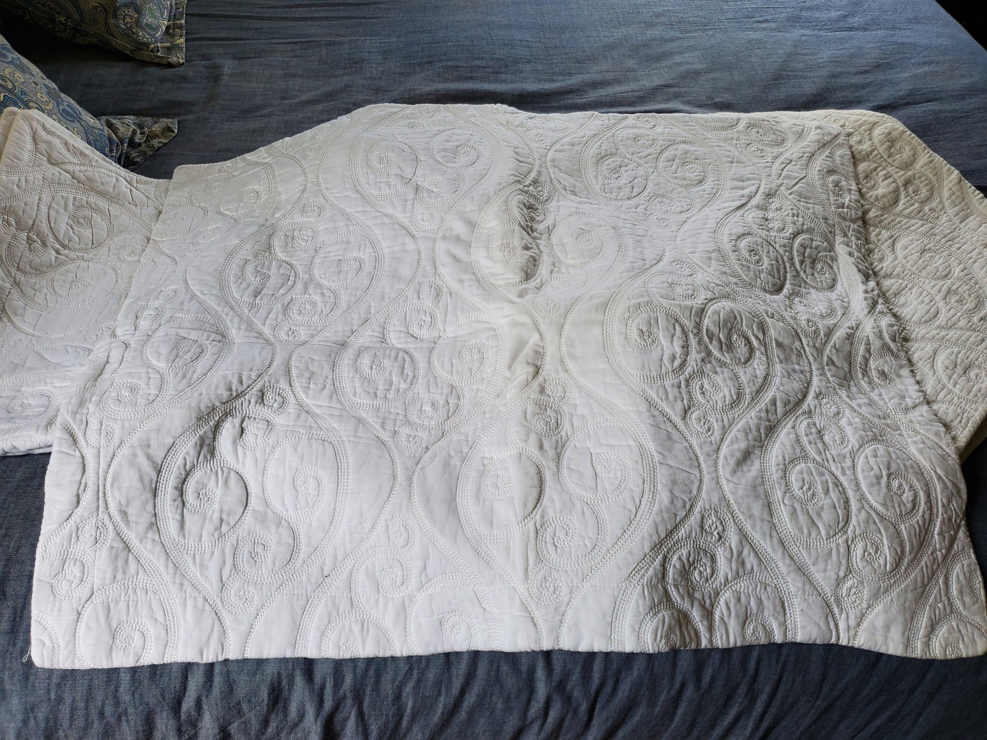 Tahari Home White Quilted Queen Bedspread Coverlet With Two Pillow