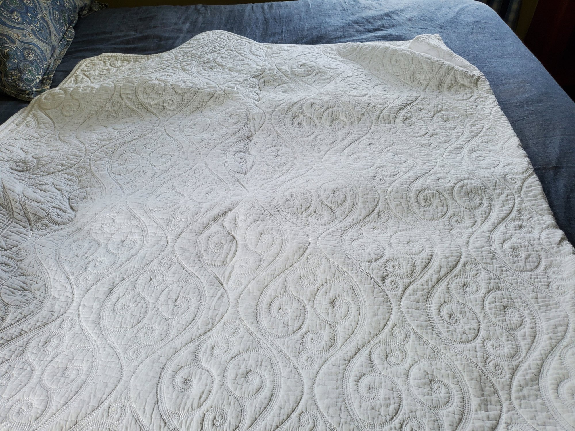 Tahari Home White Quilted Queen Bedspread Coverlet With Two Pillow