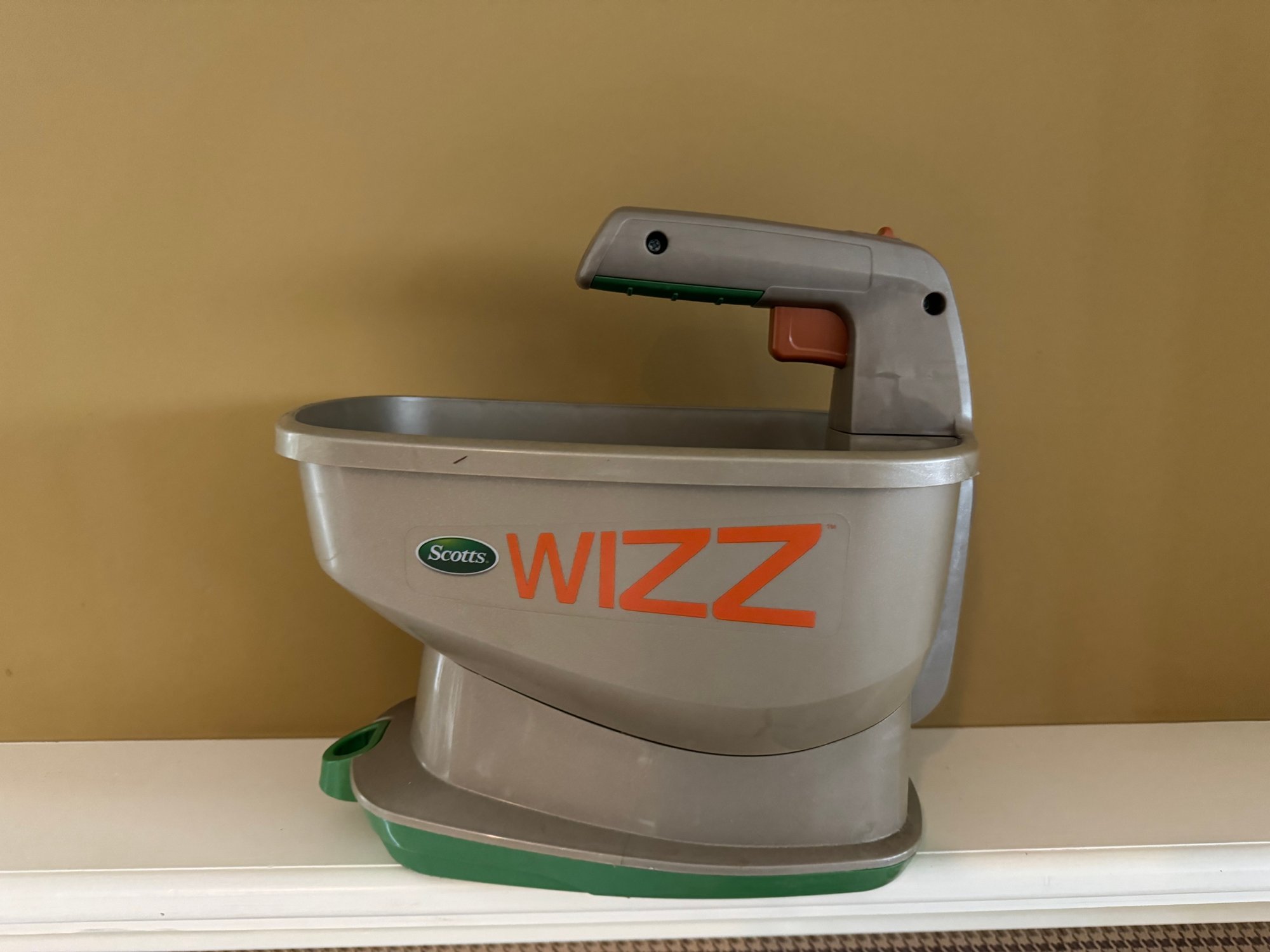 Scotts Wizz Year-Round Spreader - Handheld, Battery Powered, Covers 500 Sq. Ft.