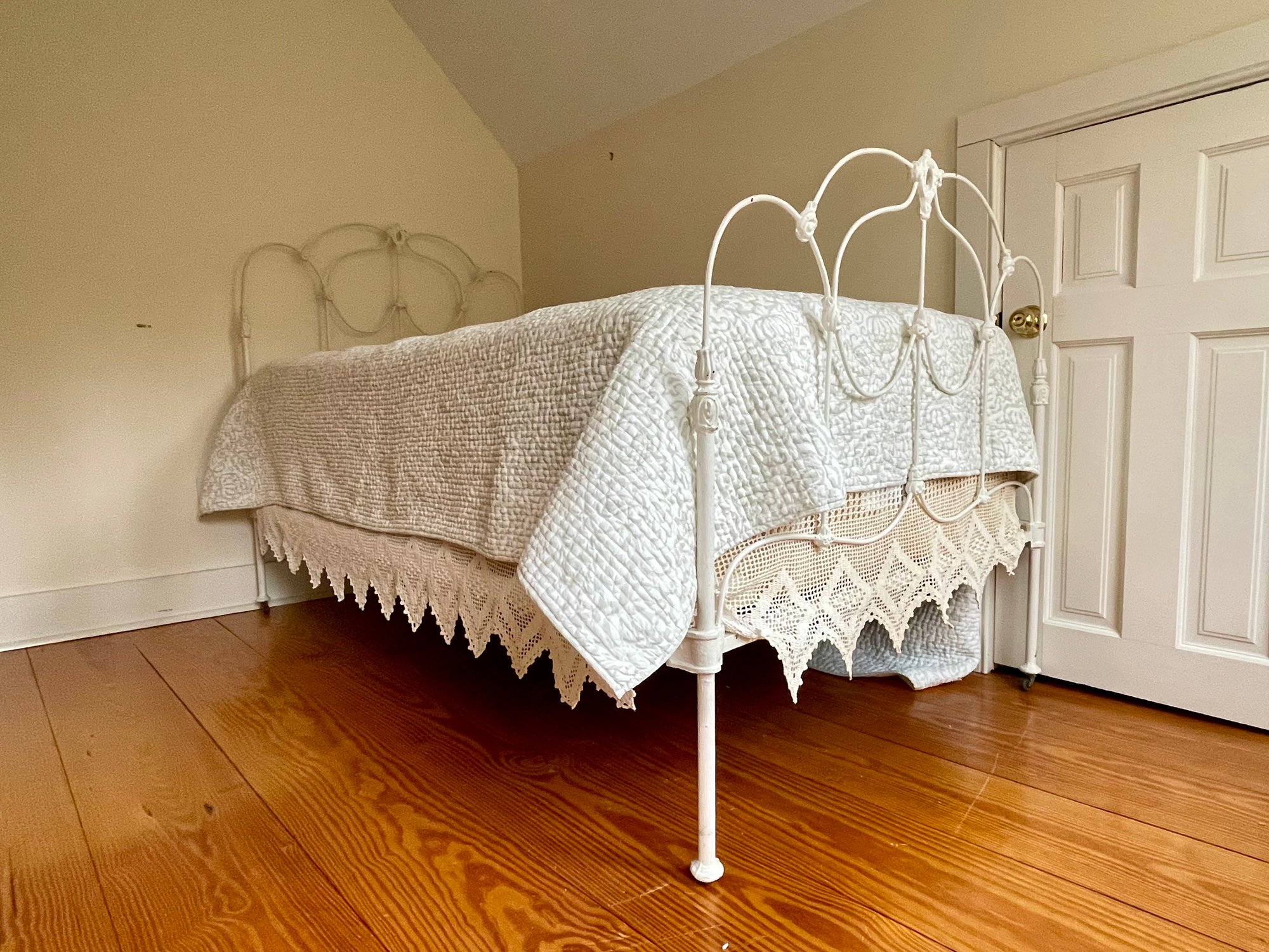Antique Cast/Wrought Iron Twin Bed 40765197