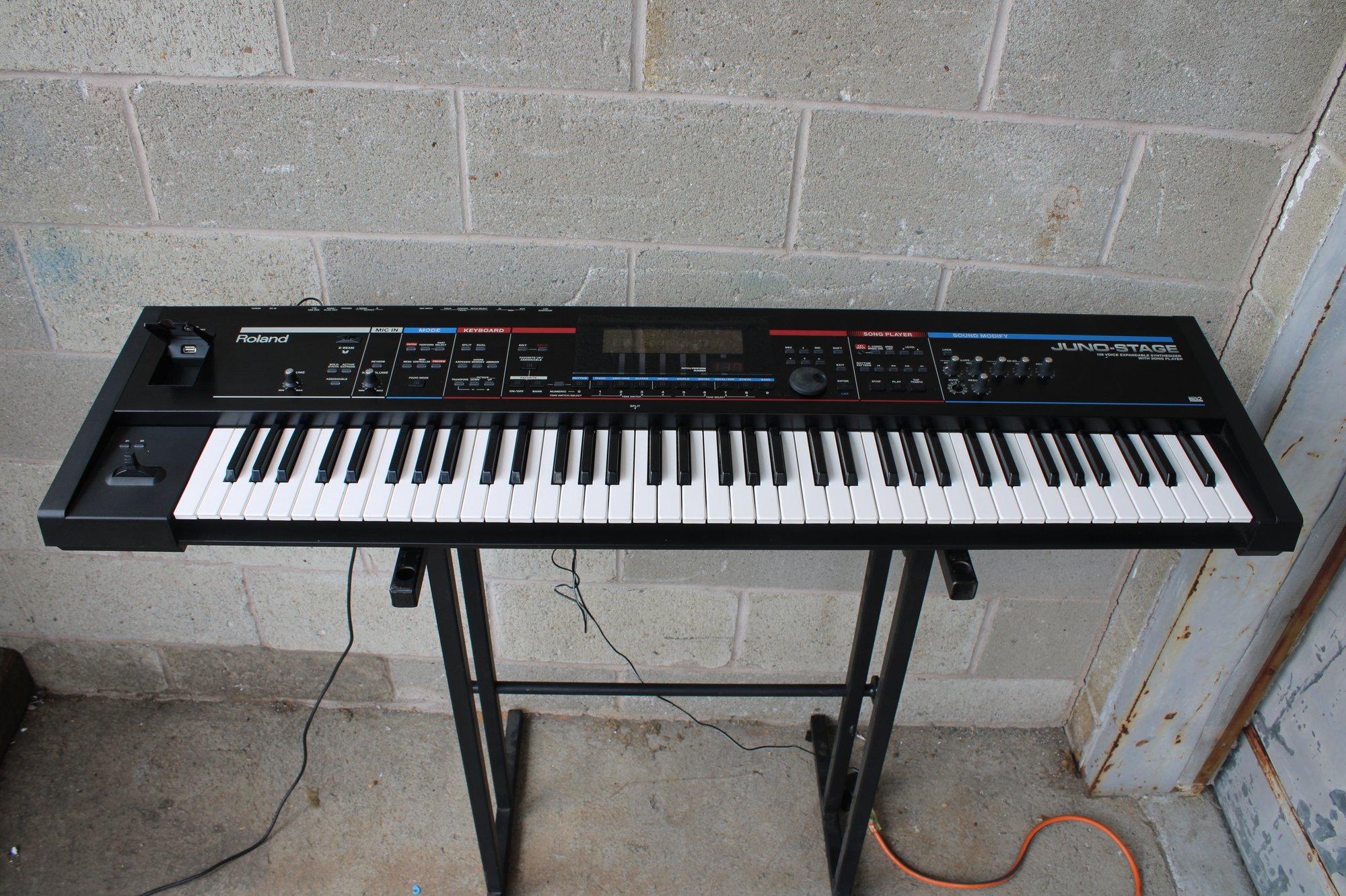 Roland Juno - Stage 128 Voice Expandable Synthesizer With Song Player  General Midi 2 #1925763 | Auctionninja.com