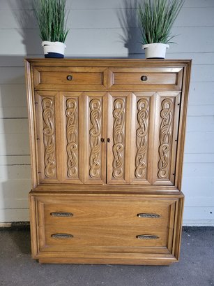Thomasville MCM Dresser.  This Mid Century Dresser Is Solid Wood With Dovetail Joints.  - - - - - - - Loc: Gar